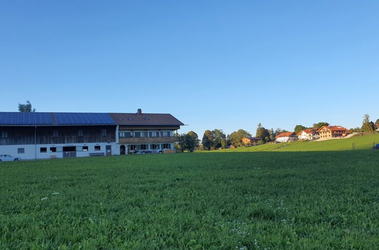Wackersberg: Wohnen auf dem Bauernhof neuwertige 3 Zi.Wohnung im 1.OG