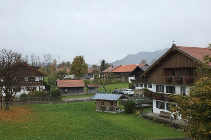 Gaißach: Wohnen auf dem Bauernhof schöne 2 Zi. DG Wohnung mit Bergblick